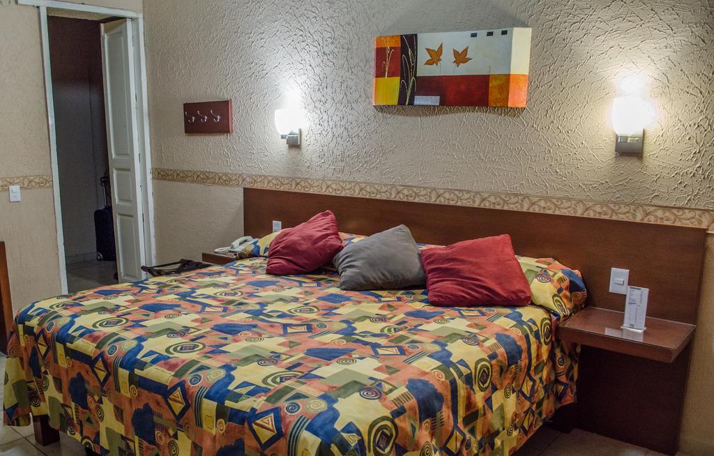 Hotel Posada Regis Гуадалахара Екстериор снимка